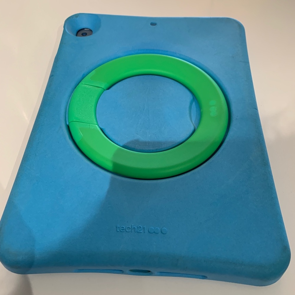 Chic And Solid Ipad Two Case/Stand - image 4